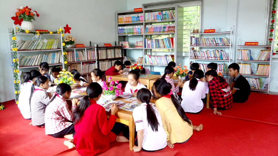Học sinh Trường THCS Hồ Thầu (Hoàng Su Phì) đọc sách tại thư viện.
					Ảnh: NGUYỄN PHƯƠNG

