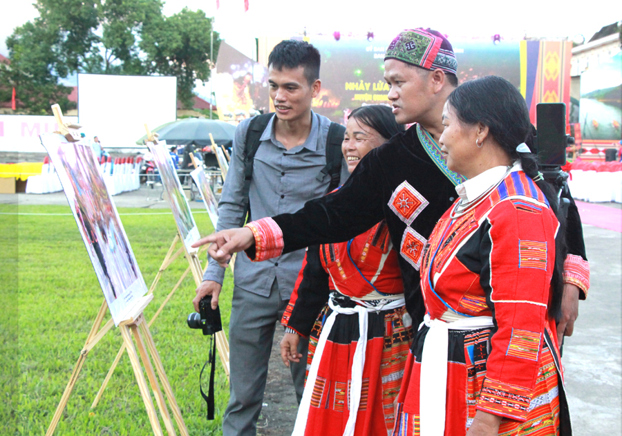 Khách du lịch tham quan các hình ảnh triển lãm văn hóa, du lịch huyện Quang Bình.

