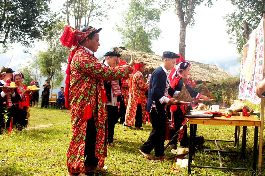 Các nghệ nhân xã Hồ Thầu trình diễn Lễ cúng Bàn Vương của dân tộc Dao đỏ.
