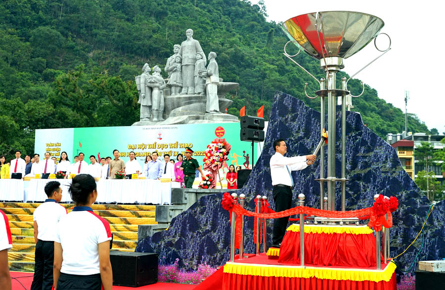 Chủ tịch UBND tỉnh Nguyễn Văn Sơn thắp đài lửa tại lễ khai mạc.
