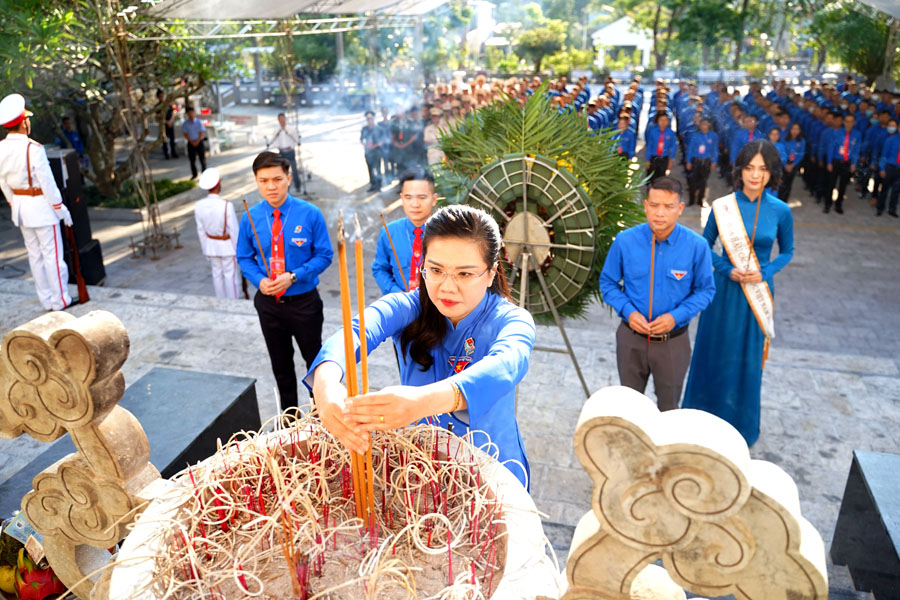 Bí thư Tỉnh đoàn Đỗ Thị Hương cùng các đại biểu dâng hương báo công các AHLS.
