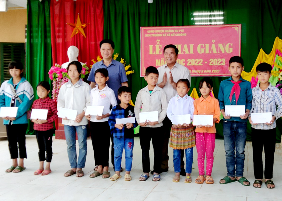 Lãnh đạo Hội Khuyến học tỉnh tặng quà học sinh liên trường xã Tả Sử Choóng (Hoàng Su Phì).				Ảnh: NGUYỄN PHƯƠNG