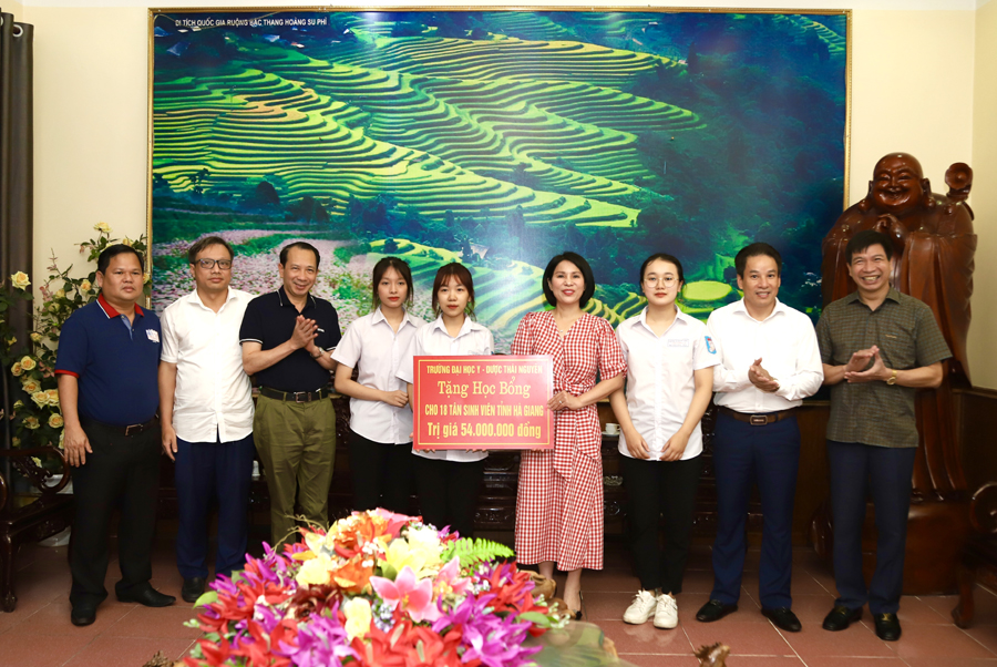 Ban cán sự lớp thay mặt Đại học Y Dược Thái Nguyên trao tặng học bổng cho các tân sinh viên.