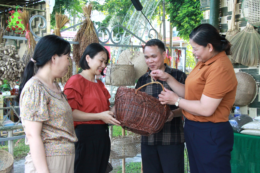 Gian hàng các sản phẩm đặc trưng của xã Tân Trịnh (Quang Bình)
