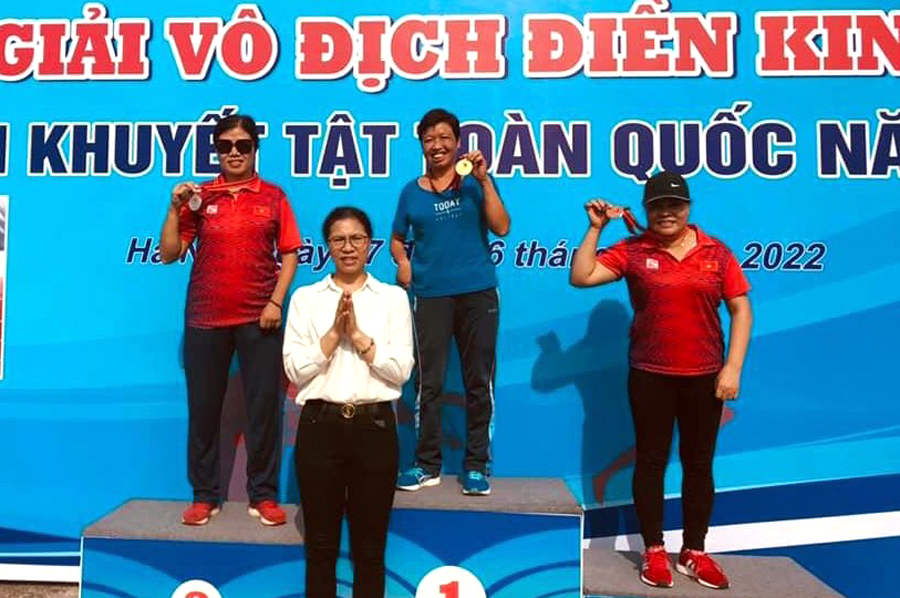 VĐV Nguyễn Thị Mai (người đeo kính) đoàn Hà Giang giành Huy chương Bạc môn ném lao.