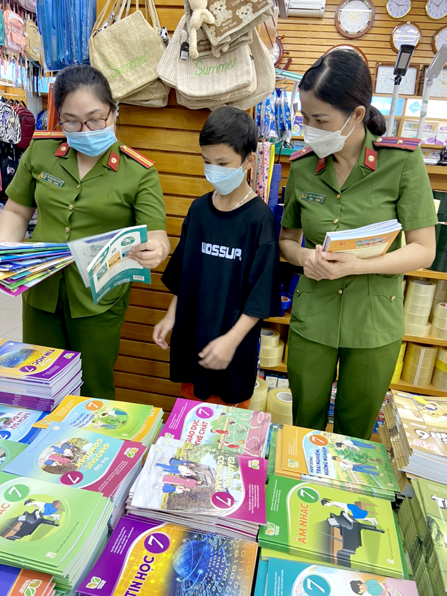 Tổ Mẹ đỡ đầu khối Cảnh sát quản lý hành chính, Hội Phụ nữ Công an tỉnh mua sách giáo khoa đầu năm học mới cho cháu Nguyễn Thành Long.