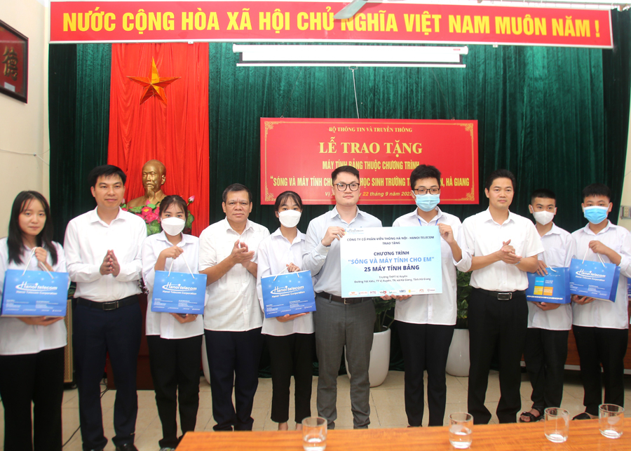 Trưởng Ban Tuyên giáo Tỉnh ủy Vũ Mạnh Hà, lãnh đạo sở GD&ĐT và đơn vị tài trợ trao 25 máy tính bảng cho học sinh có hoàn cảnh khó khăn tại Trường THPT Vị Xuyên.
