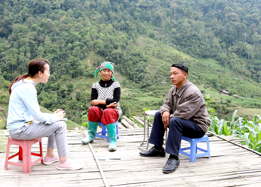 Tác giả trò chuyện với chị Sùng Thị Chở, xã Lao Chải (Vị Xuyên) về các phong tục của người Mông.
