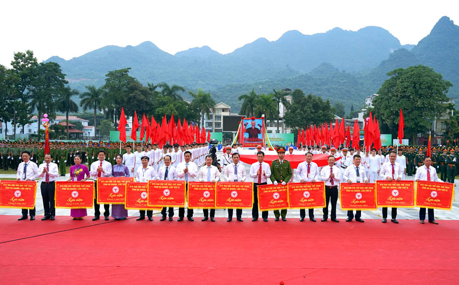 Các đồng chí lãnh đạo tỉnh trao cờ lưu niệm cho các đoàn tham gia Đại hội.
