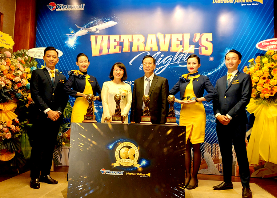 Chủ tịch UBND tỉnh Nguyễn Văn Sơn chúc mừng Vietravel nhận được các giải thưởng về du lịch.
