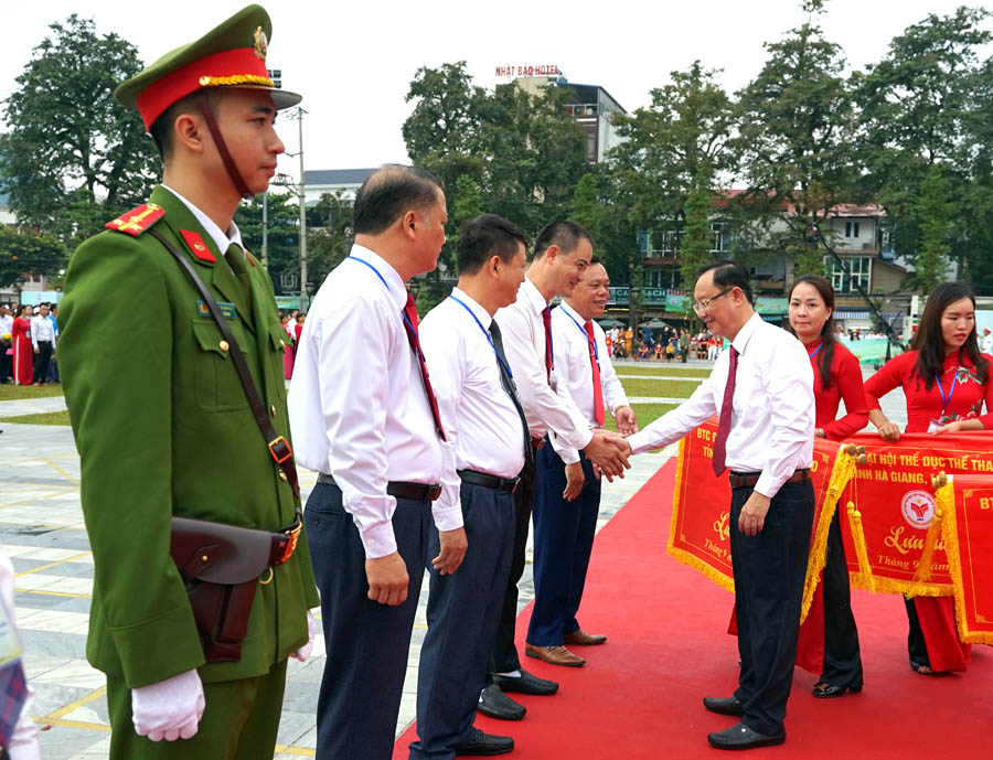 Phó Bí thư Thường trực Tỉnh ủy, Chủ tịch HĐND tỉnh Thào Hồng Sơn trao cờ lưu niệm cho các đoàn tham gia Đại hội.
