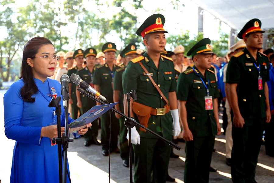 Bí thư Tỉnh đoàn Đỗ Thị Hương báo công với các AHLS.
