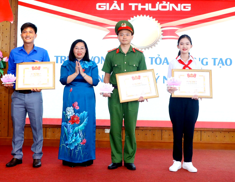 Em Vũ Thị Bảo Châm (ngoài cùng bên phải) nhận giải thưởng Cuộc thi giới thiệu sách về Bác Hồ tại Hà Nội, ngày 31.8.
					Ảnh: Nguyễn Thị Mỵ
