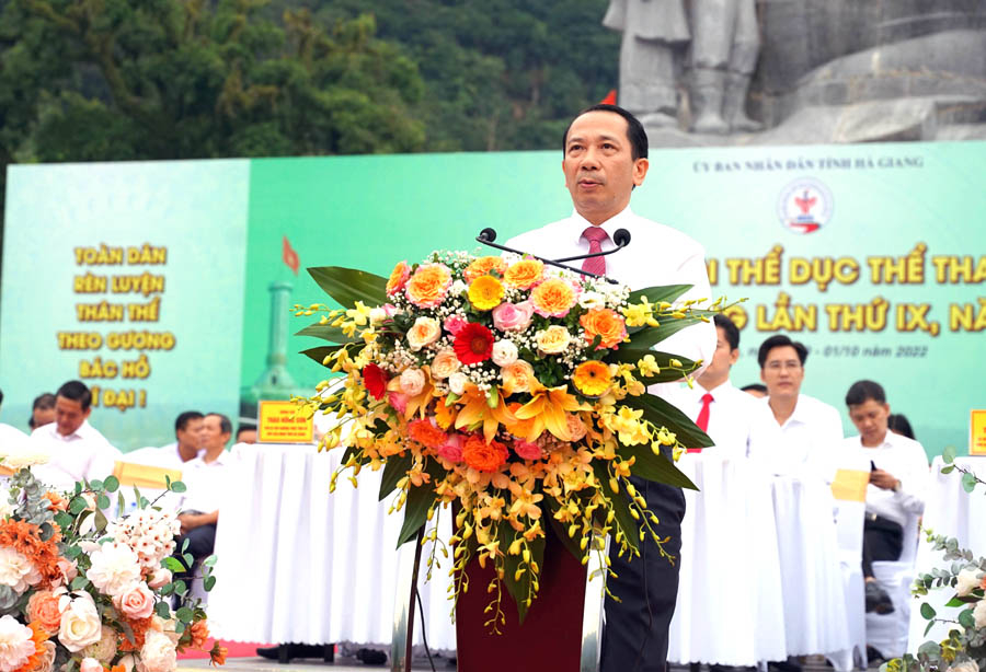 Phó Chủ tịch UBND tỉnh Trần Đức Quý đọc diễn văn khai mạc Đại hội.
