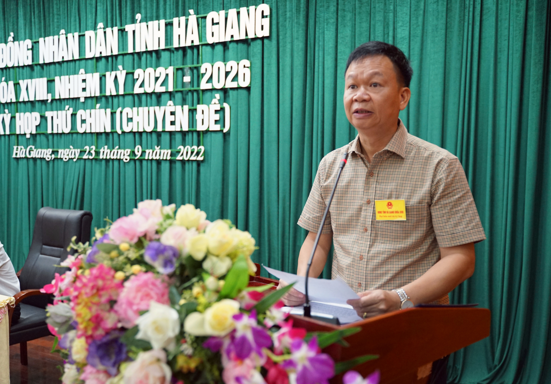Giám đốc Sở Tài chính Nguyễn Ngọc Thanh trình bày các tờ trình tại kỳ họp.
