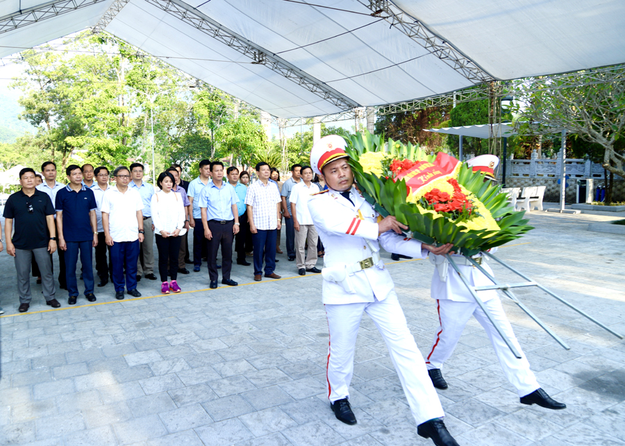 Đoàn dâng vòng hoa tại Nghĩa trang liệt sĩ quốc gia Vị Xuyên
