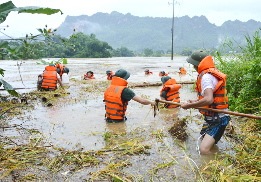 Khắc phục hậu quả thiên tai do mưa lũ tại xã Ngọc Đường (thành phố Hà Giang).					Ảnh: VĂN QUÂN
