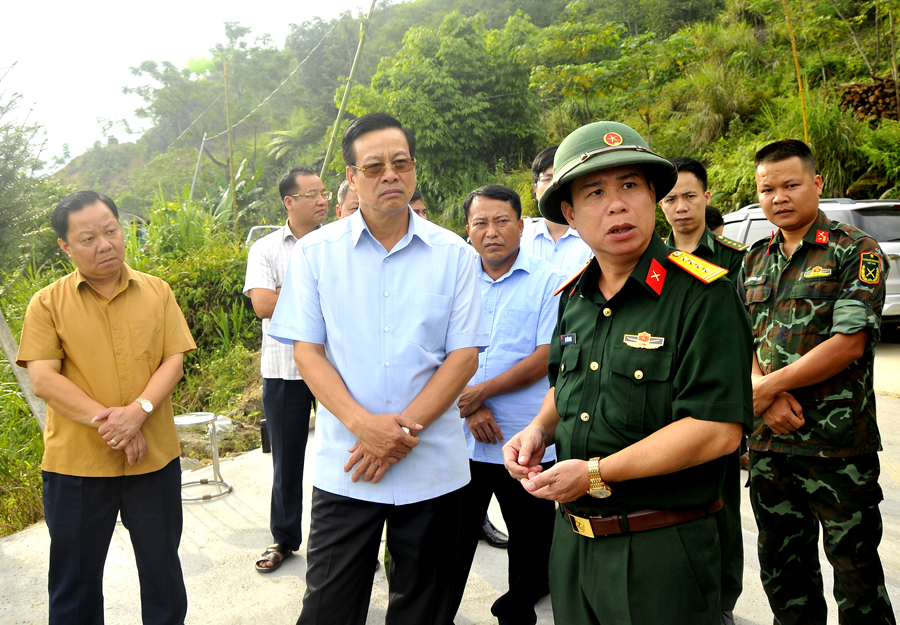 Chủ tịch UBND tỉnh Nguyễn Văn Sơn kiểm tra công tác chuẩn bị thao trường bắn chiến đấu thực binh cuộc diễn tập KVPT huyện Xín Mần.
