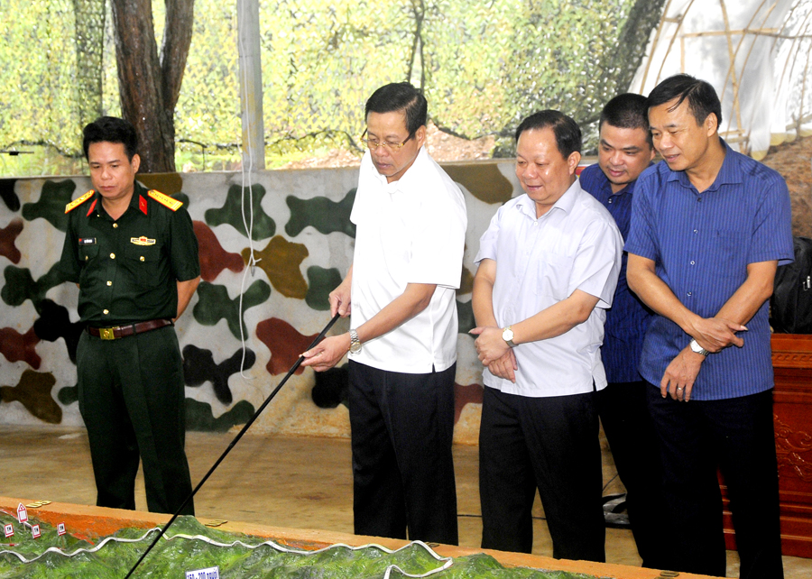 Chủ tịch UBND tỉnh Nguyễn Văn Sơn kiểm tra việc xây dựng sa bàn diễn tập.
