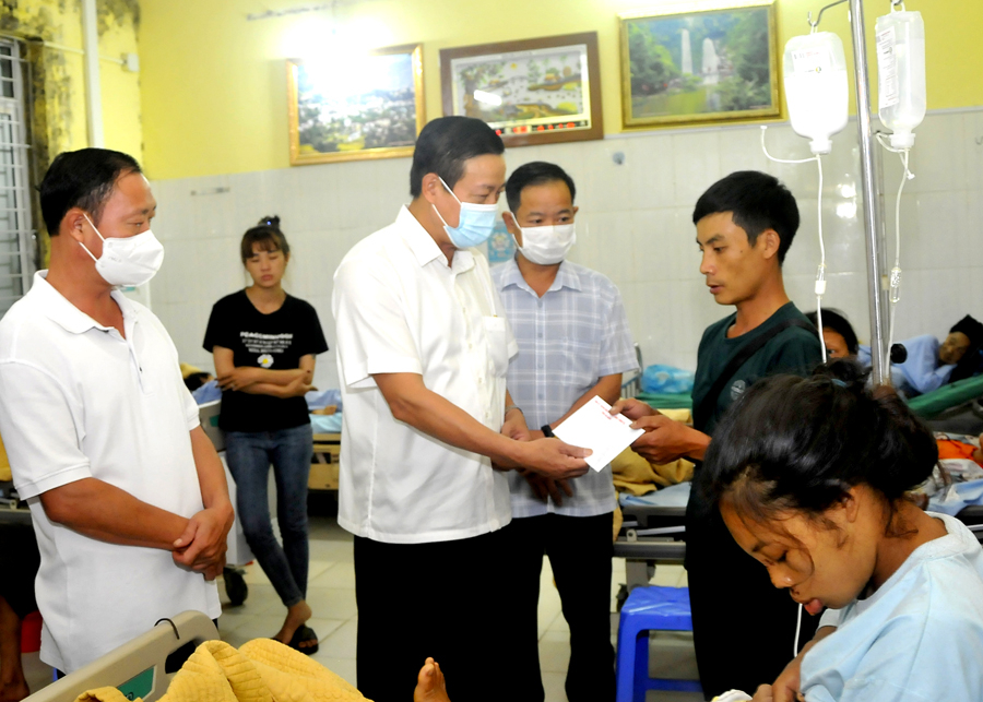 Chủ tịch UBND tỉnh Nguyễn Văn Sơn thăm hỏi tình hình sức khỏe, trao hỗ trợ nạn nhân bị thương do sập nhà tại xã Thông Nguyên (Hoàng Su Phì) đang điều trị tại Bệnh viện Đa khoa huyện Hoàng Su Phì.