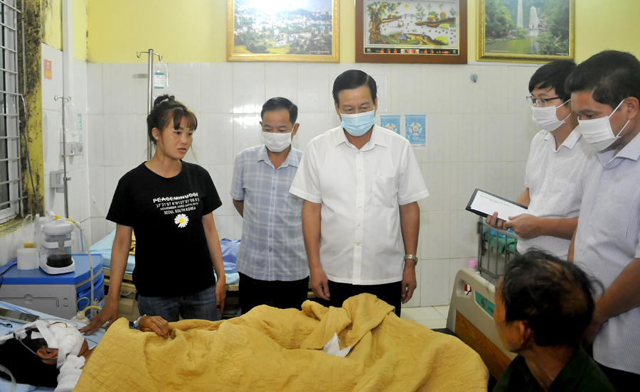 Chủ tịch UBND tỉnh Nguyễn Văn Sơn thăm hỏi, động viên gia đình nạn nhân bị thương do sập nhà ở xã Xuân Minh (Quang Bình) đang điều trị tại Bệnh viện Đa khoa huyện Hoàng Su Phì.