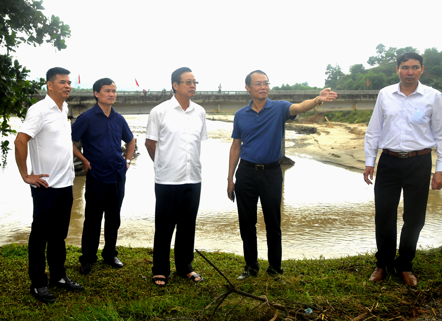 Chủ tịch UBND tỉnh Nguyễn Văn Sơn kiểm tra thiệt hại do mưa lũ tại khu vực cầu sông Bạc thuộc địa phận huyện Quang Bình.