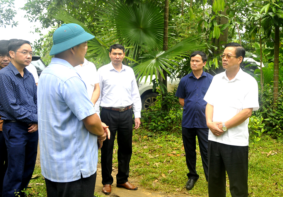 Chủ tịch UBND tỉnh Nguyễn Văn Sơn thăm hỏi lực lượng tìm kiếm nạn nhân mất tích tại xã Tân Bắc.