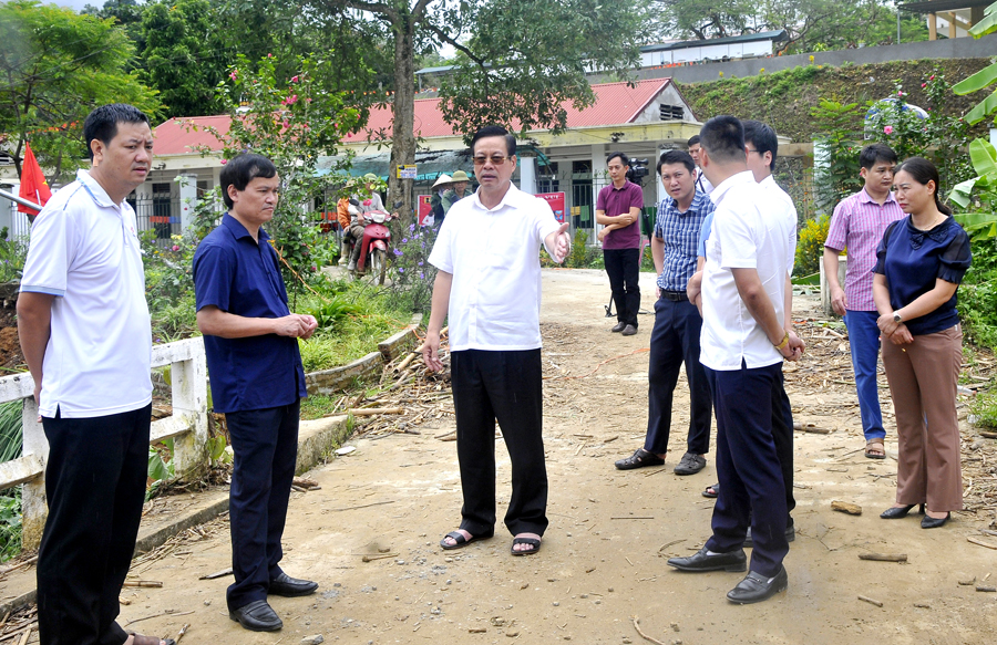 Chủ tịch UBND tỉnh Nguyễn Văn Sơn chỉ đạo công tác khắc phục hậu quả thiên tai tại xã Yên Thành (Quang Bình).