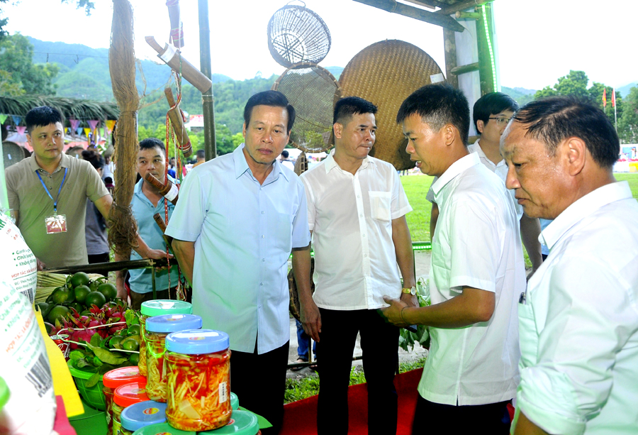Chủ tịch UBND tỉnh Nguyễn Văn Sơn thăm gian hàng trưng bày, bán sản phẩm tiêu biểu của các xã, thị trấn trên địa bàn huyện Quang Bình.