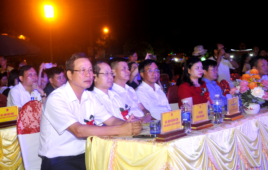Chủ tịch UBND tỉnh Nguyễn Văn Sơn và các đại biểu dự lễ khai mạc.