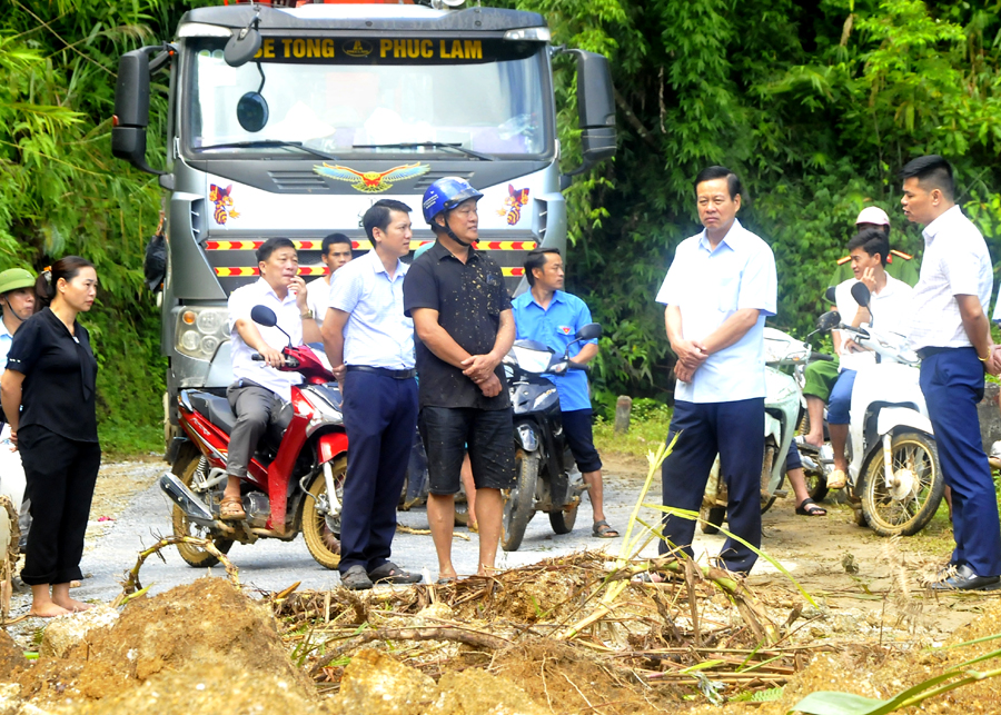 Chủ tịch UBND tỉnh Nguyễn Văn Sơn chỉ đạo công tác khắc phục sạt lở trên tuyến đường đi xã Xuân Minh.
