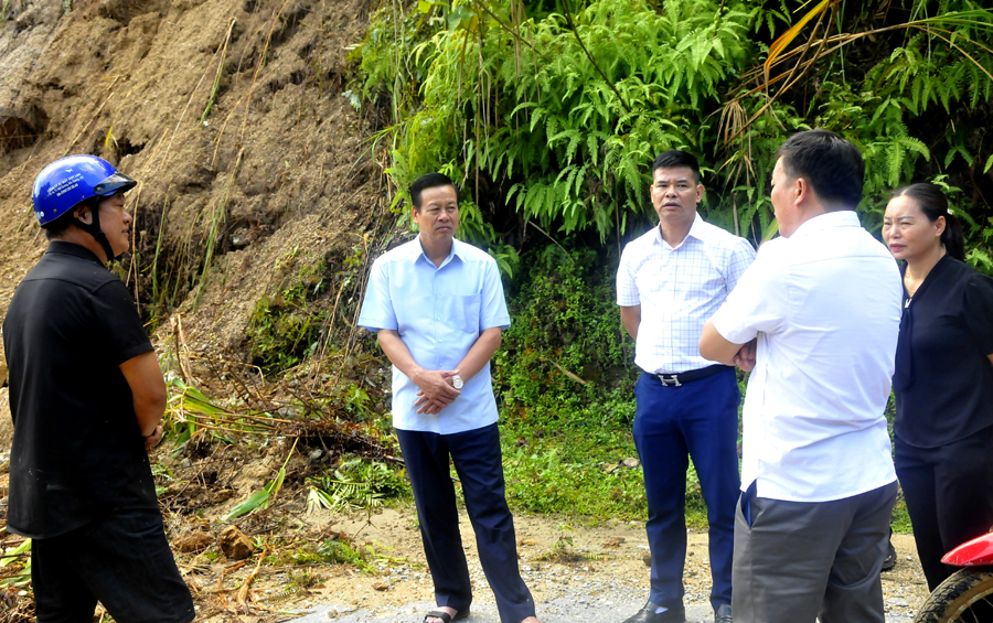Chủ tịch UBND tỉnh Nguyễn Văn Sơn kiểm tra tình hình sạt lở trên tuyến đường đi xã Xuân Minh.
