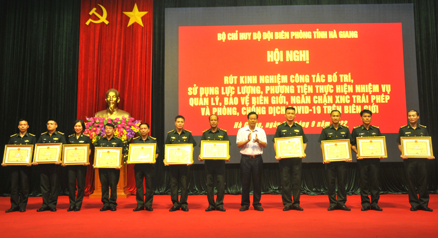 Chủ tịch UBND tỉnh Nguyễn Văn Sơn tặng Bằng khen cho các cá nhân.

