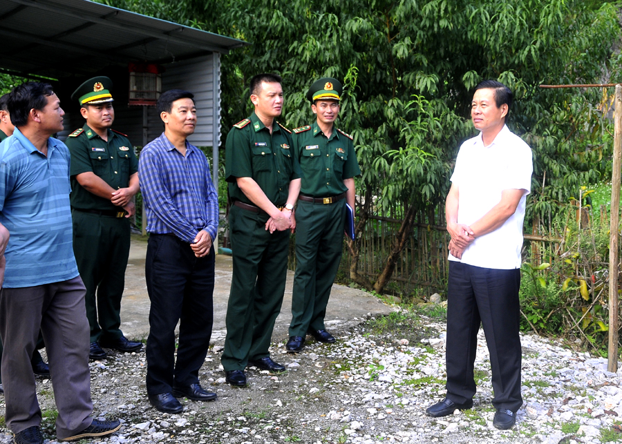 Chủ tịch UBND tỉnh Nguyễn Văn Sơn kiểm tra khu vực lối mở Lũng Làn – Lộc Bình thuộc địa phận xã Sơn Vĩ.
