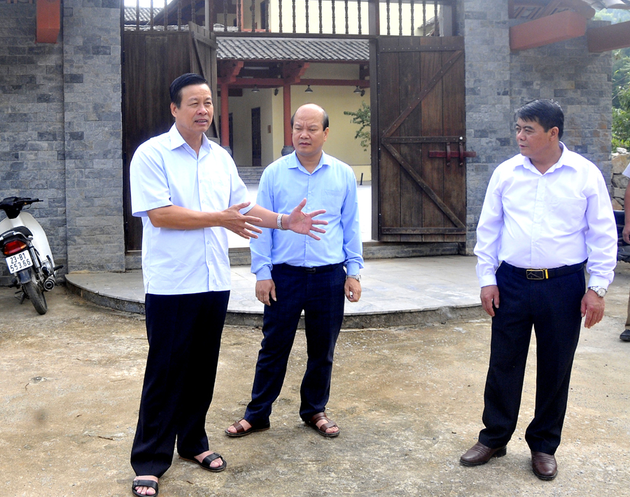 Chủ tịch UBND tỉnh Nguyễn Văn Sơn kiểm tra diện tích dự kiến triển khai dự án đầu tư tại khu vực Bảo tàng không gian văn hóa các dân tộc vùng Cao nguyên đá.