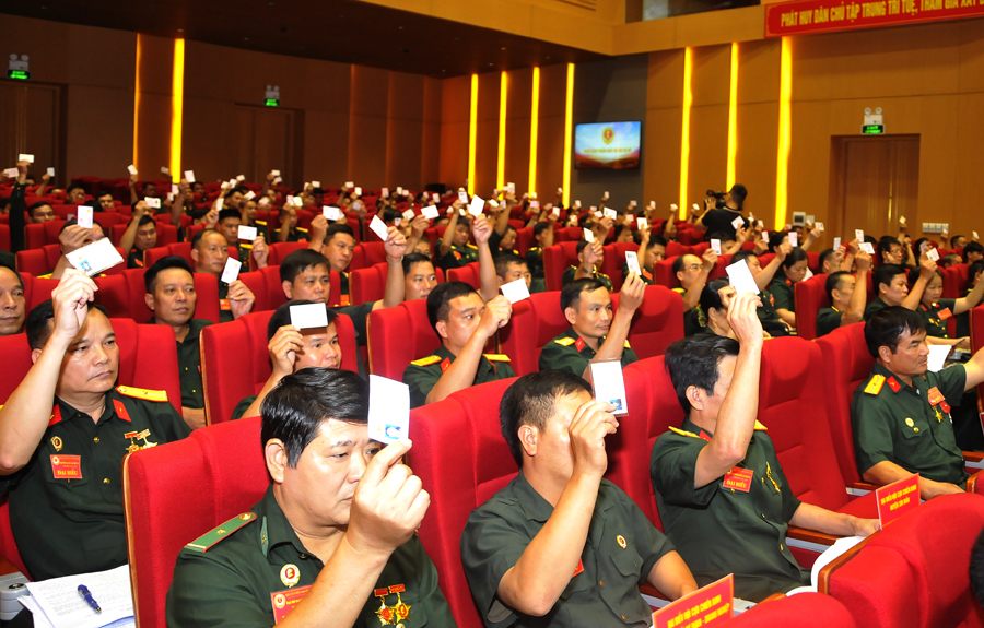 Các đại biểu biểu quyết thông qua các nội dung chương trình Đại hội.