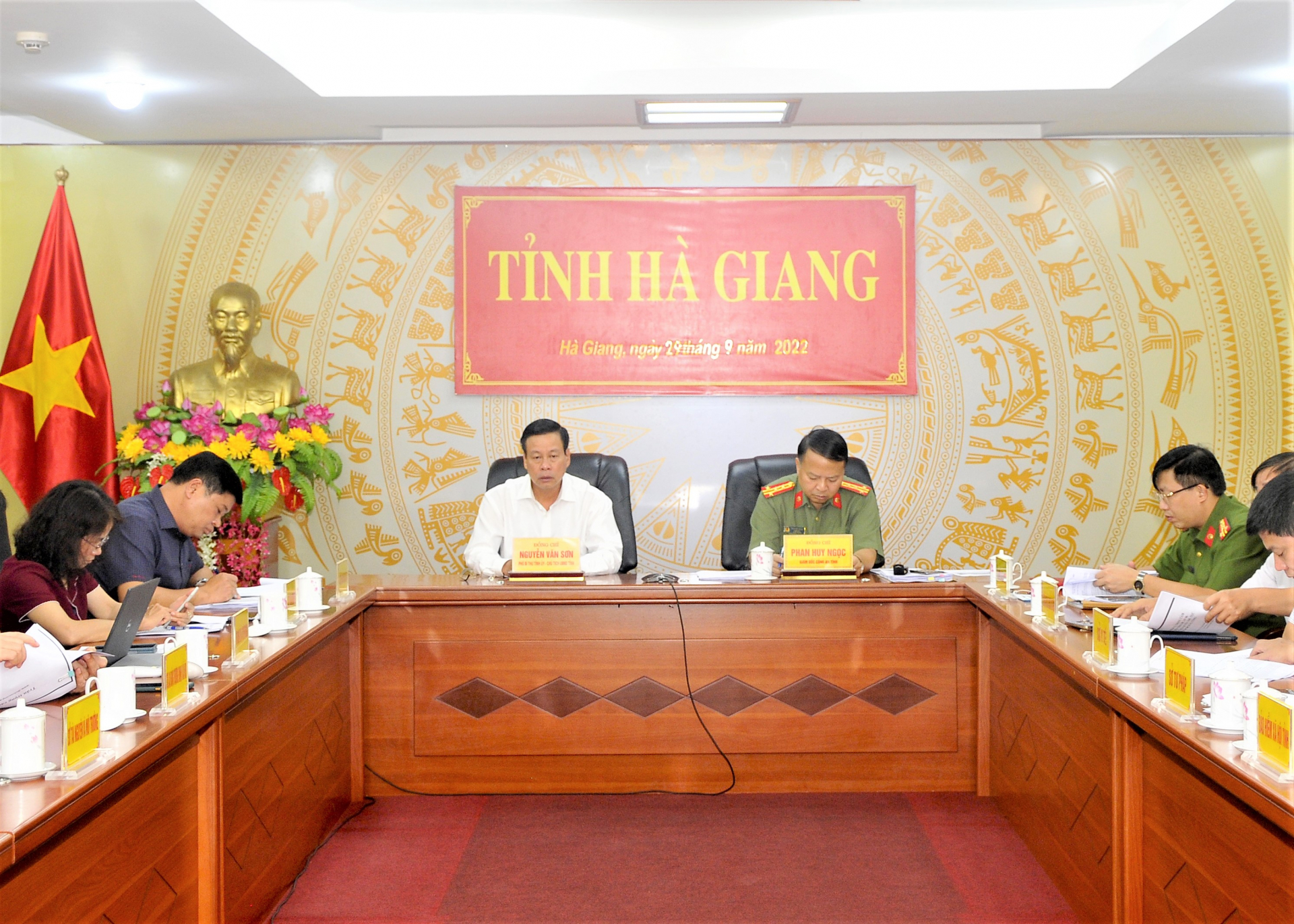 Chủ tịch UBND tỉnh Nguyễn Văn Sơn và Đại tá Phan Huy Ngọc, Giám đốc Công an tỉnh chủ trì hội nghị tại điểm cầu của tỉnh.