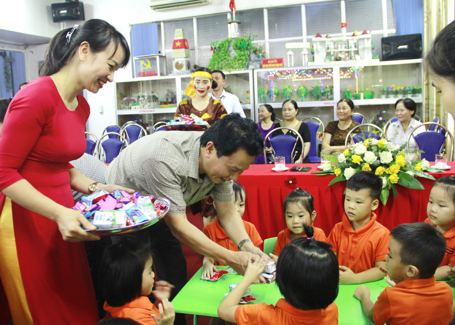 Bí thư Tỉnh ủy Đặng Quốc Khánh phát quà Trung thu và chúc các cháu học sinh chăm ngoan, học giỏi.
