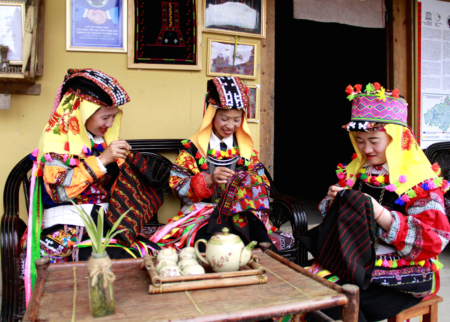 Phụ nữ Lô Lô xã Lũng Cú (Đồng Văn) may trang phục dân tộc.