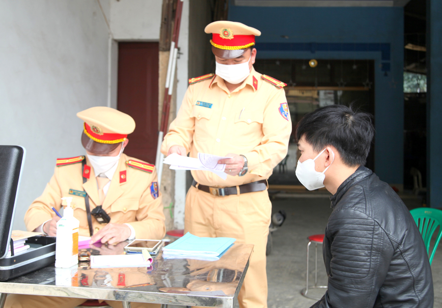 Cảnh sát giao thông Công an tỉnh nâng cao trách nhiệm thực thi công vụ, tiếp xúc với nhân dân.
