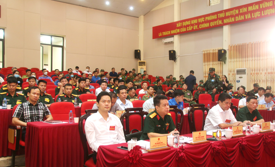 Các đại biểu dự và theo dõi diễn tập KVPT huyện Xín Mần.
