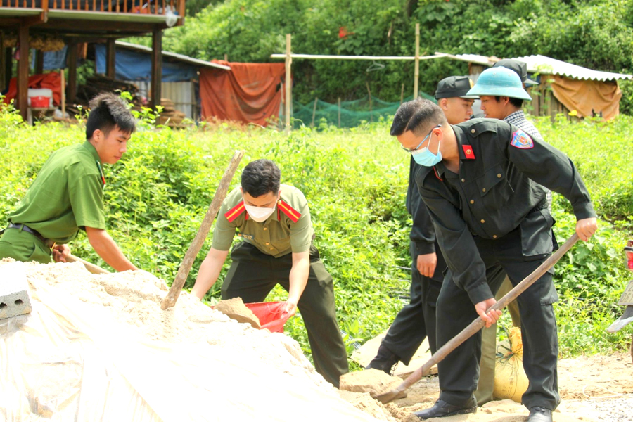 Đoàn viên Công an tỉnh tham gia xây dựng Nông thôn mới.
