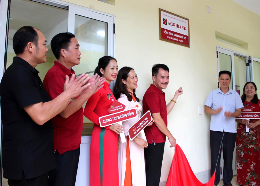 Đồng chí Nguyễn Trung Tuyến, Giám đốc Agribank Hà Giang bàn giao công trình nhà lưu trú cho nhà trường.

