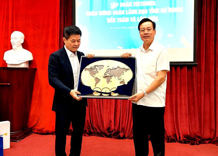 Lãnh đạo Tập đoàn Vietravel tặng quà của Tập đoàn cho Chủ tịch UBND tỉnh.
