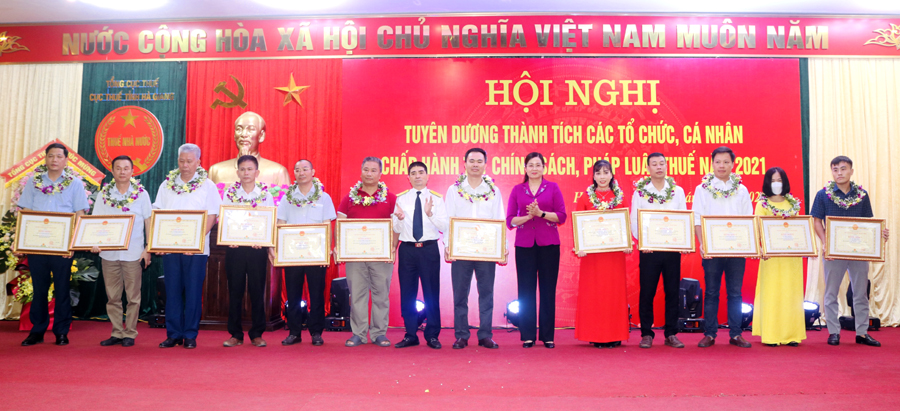 Phó Chủ tịch UBND tỉnh Hà Thị Minh Hạnh trao Bằng khen của Chủ tịch UBND tỉnh cho các tổ chức, cá nhân.
