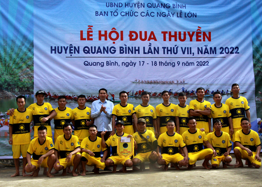 Lãnh đạo huyện Quang Bình trao giải cho đội đua dành chiến thắng
