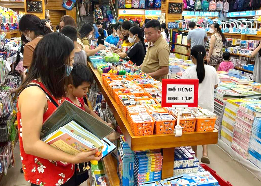 Các bậc phụ huynh tìm mua đồ dùng học tập do Việt Nam sản xuất tại Thế giới sách (thành phố Hà Giang).