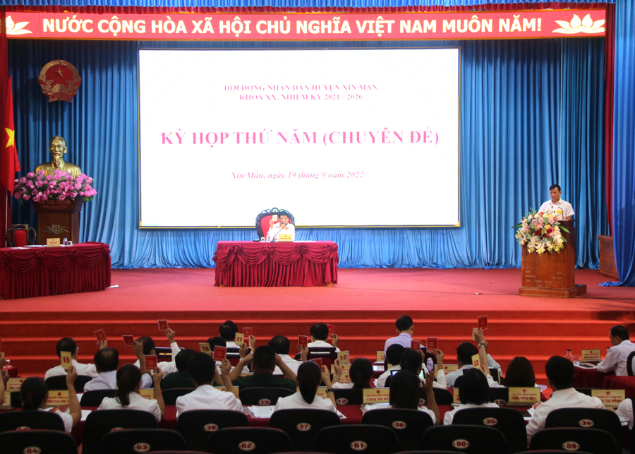 HĐND huyện Xín Mần biểu quyết thông qua các nghị quyết tại kỳ họp.
