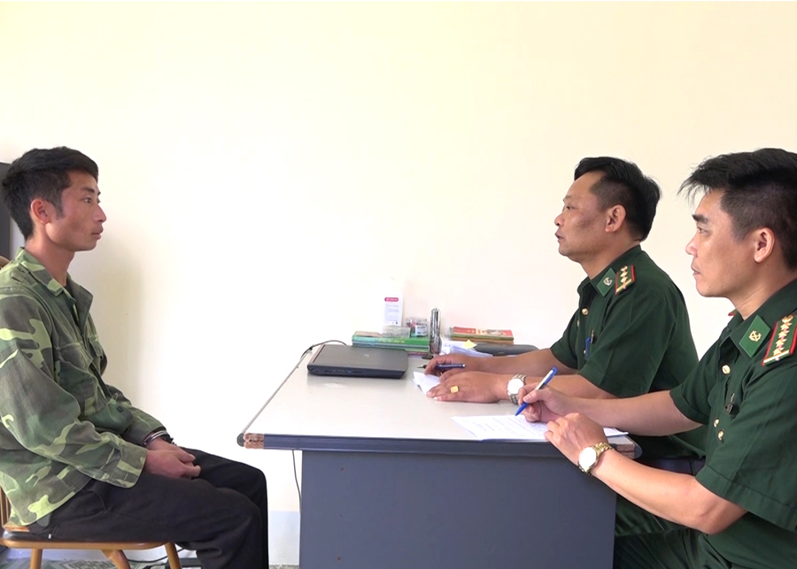 Trung tá Nguyễn Văn Công (trong cùng bên phải) cùng cán bộ đơn vị lấy lời khai đối tượng trong chuyên án đưa đón người xuất, nhập cảnh trái phép.
