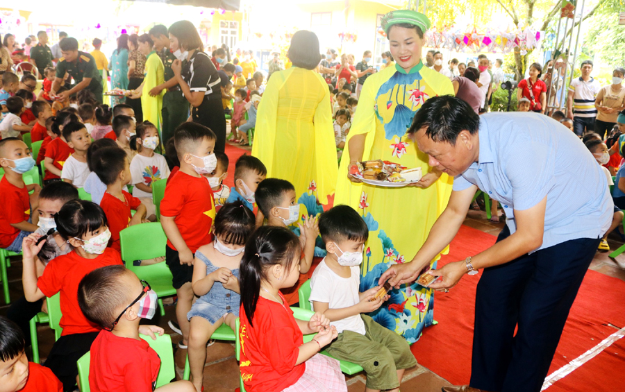 Lãnh đạo thành phố chung vui và chia bánh kẹo cho các cháu.
